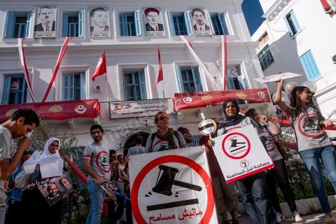 25 juillet 2016 : Des centaines de Tunisiens se sont regroupés devant le siège historique de l'UGTT et ont de nouveau manifesté lundi 25 juillet sur l'avenue Habib Bourguiba à Tunis contre le projet de loi controversé prévoyant l’amnistie des personnes poursuivies pour des délits de corruption en échange d’une pénalité financière.Ce projet de loi dit de « réconciliation » avait été proposé l’an dernier par le président, Béji Caïd Essebsi, pour « améliorer le climat de l’investissement » dans un pays économiquement exsangue et vient d'être remis à l'Assemblée des Représentants du Peuple. En plus des jeunes du collectif, le Front populaire (gauche) a participé avec Hamma Hammami et ses députés ainsi que Mustapha Ben Jaafar, Ettakatol. 