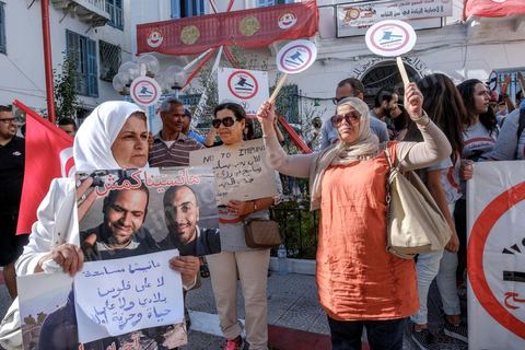 25 juillet 2016 : Des centaines de Tunisiens se sont regroupés devant le siège historique de l'UGTT et ont de nouveau manifesté lundi 25 juillet sur l'avenue Habib Bourguiba à Tunis contre le projet de loi controversé prévoyant l’amnistie des personnes poursuivies pour des délits de corruption en échange d’une pénalité financière.Ce projet de loi dit de « réconciliation » avait été proposé l’an dernier par le président, Béji Caïd Essebsi, pour « améliorer le climat de l’investissement » dans un pays économiquement exsangue et vient d'être remis à l'Assemblée des Représentants du Peuple. En plus des jeunes du collectif, le Front populaire (gauche) a participé avec Hamma Hammami et ses députés ainsi que Mustapha Ben Jaafar, Ettakatol. 