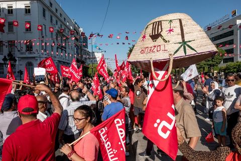 25 juillet 2016 : Des centaines de Tunisiens se sont regroupés devant le siège historique de l'UGTT et ont de nouveau manifesté lundi 25 juillet sur l'avenue Habib Bourguiba à Tunis contre le projet de loi controversé prévoyant l’amnistie des personnes poursuivies pour des délits de corruption en échange d’une pénalité financière.Ce projet de loi dit de « réconciliation » avait été proposé l’an dernier par le président, Béji Caïd Essebsi, pour « améliorer le climat de l’investissement » dans un pays économiquement exsangue et vient d'être remis à l'Assemblée des Représentants du Peuple. En plus des jeunes du collectif, le Front populaire (gauche) a participé avec Hamma Hammami et ses députés ainsi que Mustapha Ben Jaafar, Ettakatol. 