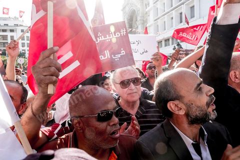 25 juillet 2016 : Des centaines de Tunisiens se sont regroupés devant le siège historique de l'UGTT et ont de nouveau manifesté lundi 25 juillet sur l'avenue Habib Bourguiba à Tunis contre le projet de loi controversé prévoyant l’amnistie des personnes poursuivies pour des délits de corruption en échange d’une pénalité financière.Ce projet de loi dit de « réconciliation » avait été proposé l’an dernier par le président, Béji Caïd Essebsi, pour « améliorer le climat de l’investissement » dans un pays économiquement exsangue et vient d'être remis à l'Assemblée des Représentants du Peuple. En plus des jeunes du collectif, le Front populaire (gauche) a participé avec Hamma Hammami et ses députés ainsi que Mustapha Ben Jaafar, Ettakatol. 