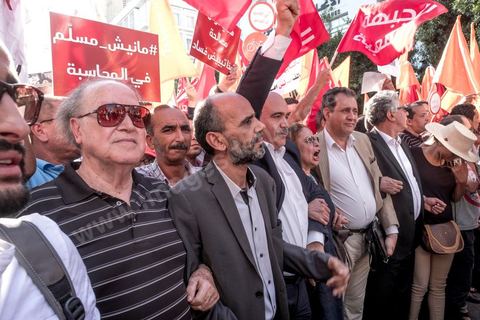 25 juillet 2016 : Des centaines de Tunisiens se sont regroupés devant le siège historique de l'UGTT et ont de nouveau manifesté lundi 25 juillet sur l'avenue Habib Bourguiba à Tunis contre le projet de loi controversé prévoyant l’amnistie des personnes poursuivies pour des délits de corruption en échange d’une pénalité financière.Ce projet de loi dit de « réconciliation » avait été proposé l’an dernier par le président, Béji Caïd Essebsi, pour « améliorer le climat de l’investissement » dans un pays économiquement exsangue et vient d'être remis à l'Assemblée des Représentants du Peuple. En plus des jeunes du collectif, le Front populaire (gauche) a participé avec Hamma Hammami et ses députés ainsi que Mustapha Ben Jaafar, Ettakatol. 