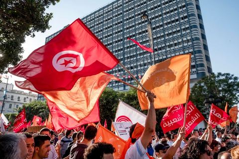 25 juillet 2016 : Des centaines de Tunisiens se sont regroupés devant le siège historique de l'UGTT et ont de nouveau manifesté lundi 25 juillet sur l'avenue Habib Bourguiba à Tunis contre le projet de loi controversé prévoyant l’amnistie des personnes poursuivies pour des délits de corruption en échange d’une pénalité financière.Ce projet de loi dit de « réconciliation » avait été proposé l’an dernier par le président, Béji Caïd Essebsi, pour « améliorer le climat de l’investissement » dans un pays économiquement exsangue et vient d'être remis à l'Assemblée des Représentants du Peuple. En plus des jeunes du collectif, le Front populaire (gauche) a participé avec Hamma Hammami et ses députés ainsi que Mustapha Ben Jaafar, Ettakatol. 