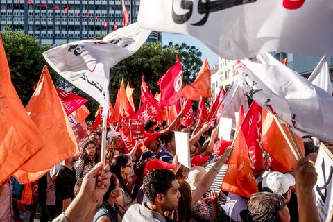 25 juillet 2016 : Des centaines de Tunisiens se sont regroupés devant le siège historique de l'UGTT et ont de nouveau manifesté lundi 25 juillet sur l'avenue Habib Bourguiba à Tunis contre le projet de loi controversé prévoyant l’amnistie des personnes poursuivies pour des délits de corruption en échange d’une pénalité financière.Ce projet de loi dit de « réconciliation » avait été proposé l’an dernier par le président, Béji Caïd Essebsi, pour « améliorer le climat de l’investissement » dans un pays économiquement exsangue et vient d'être remis à l'Assemblée des Représentants du Peuple. En plus des jeunes du collectif, le Front populaire (gauche) a participé avec Hamma Hammami et ses députés ainsi que Mustapha Ben Jaafar, Ettakatol. 