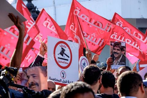 25 juillet 2016 : Des centaines de Tunisiens se sont regroupés devant le siège historique de l'UGTT et ont de nouveau manifesté lundi 25 juillet sur l'avenue Habib Bourguiba à Tunis contre le projet de loi controversé prévoyant l’amnistie des personnes poursuivies pour des délits de corruption en échange d’une pénalité financière.Ce projet de loi dit de « réconciliation » avait été proposé l’an dernier par le président, Béji Caïd Essebsi, pour « améliorer le climat de l’investissement » dans un pays économiquement exsangue et vient d'être remis à l'Assemblée des Représentants du Peuple. En plus des jeunes du collectif, le Front populaire (gauche) a participé avec Hamma Hammami et ses députés ainsi que Mustapha Ben Jaafar, Ettakatol. 