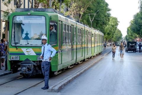 25 juillet 2016 : Des centaines de Tunisiens se sont regroupés devant le siège historique de l'UGTT et ont de nouveau manifesté lundi 25 juillet sur l'avenue Habib Bourguiba à Tunis contre le projet de loi controversé prévoyant l’amnistie des personnes poursuivies pour des délits de corruption en échange d’une pénalité financière.Ce projet de loi dit de « réconciliation » avait été proposé l’an dernier par le président, Béji Caïd Essebsi, pour « améliorer le climat de l’investissement » dans un pays économiquement exsangue et vient d'être remis à l'Assemblée des Représentants du Peuple. En plus des jeunes du collectif, le Front populaire (gauche) a participé avec Hamma Hammami et ses députés ainsi que Mustapha Ben Jaafar, Ettakatol. 