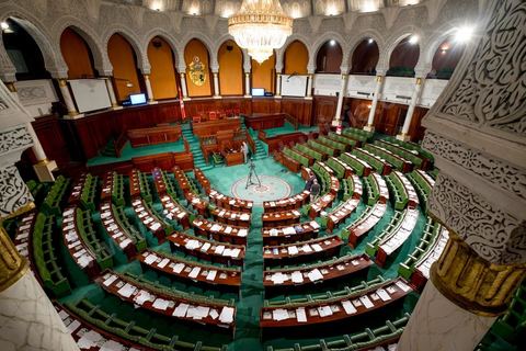30 juillet 2016 : Après dix-huit mois à la tête du gouvernement tunisien, Habib Essid, technocrate âgé de 67 ans, n’est plus le premier ministre. L’Assemblée des représentants du peuple (ARP), réunie samedi 30 juillet à Tunis, a refusé par 118 voix sur 148 (3 pour et 27 abstentions) de renouveler sa confiance à M. Essid, qui l’avait sollicitée sans trop se faire d’illusions sur l’issue du vote. L’essentiel des députés affiliés aux quatre partis (Nidaa Tounès, Ennahda, Afek Tounès et Union Patriotique Libre) associés à la coalition gouvernementale dirigée par M. Essid ont voté contre la reconduction du premier ministre.Le départ de ce dernier solde le conflit qui l’oppose depuis deux mois au président de la République Béji Caïd Essebsi, âgé de 89 ans. Le 2 juin, le chef de l’Etat avait fragilisé la position de M. Essid en lançant l’idée d’un gouvernement d’« union nationale », une initiative justifiée à ses yeux par la nécessité d’ouvrir une phase plus offensive de l’action gouvernementale. Alors que la Tunisie est confrontée à une économique et sociale très difficile.