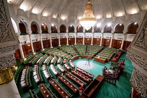 30 juillet 2016 : Après dix-huit mois à la tête du gouvernement tunisien, Habib Essid, technocrate âgé de 67 ans, n’est plus le premier ministre. L’Assemblée des représentants du peuple (ARP), réunie samedi 30 juillet à Tunis, a refusé par 118 voix sur 148 (3 pour et 27 abstentions) de renouveler sa confiance à M. Essid, qui l’avait sollicitée sans trop se faire d’illusions sur l’issue du vote. L’essentiel des députés affiliés aux quatre partis (Nidaa Tounès, Ennahda, Afek Tounès et Union Patriotique Libre) associés à la coalition gouvernementale dirigée par M. Essid ont voté contre la reconduction du premier ministre.Le départ de ce dernier solde le conflit qui l’oppose depuis deux mois au président de la République Béji Caïd Essebsi, âgé de 89 ans. Le 2 juin, le chef de l’Etat avait fragilisé la position de M. Essid en lançant l’idée d’un gouvernement d’« union nationale », une initiative justifiée à ses yeux par la nécessité d’ouvrir une phase plus offensive de l’action gouvernementale. Alors que la Tunisie est confrontée à une économique et sociale très difficile.