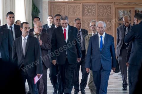 30 juillet 2016 : Arrivées de Habib Essid en compagnie de Mohamed Ennaceur. Après dix-huit mois à la tête du gouvernement tunisien, Habib Essid, technocrate âgé de 67 ans, n’est plus le premier ministre. L’Assemblée des représentants du peuple (ARP), réunie samedi 30 juillet à Tunis, a refusé par 118 voix sur 148 (3 pour et 27 abstentions) de renouveler sa confiance à M. Essid, qui l’avait sollicitée sans trop se faire d’illusions sur l’issue du vote. L’essentiel des députés affiliés aux quatre partis (Nidaa Tounès, Ennahda, Afek Tounès et Union Patriotique Libre) associés à la coalition gouvernementale dirigée par M. Essid ont voté contre la reconduction du premier ministre.Le départ de ce dernier solde le conflit qui l’oppose depuis deux mois au président de la République Béji Caïd Essebsi, âgé de 89 ans. Le 2 juin, le chef de l’Etat avait fragilisé la position de M. Essid en lançant l’idée d’un gouvernement d’« union nationale », une initiative justifiée à ses yeux par la nécessité d’ouvrir une phase plus offensive de l’action gouvernementale. Alors que la Tunisie est confrontée à une économique et sociale très difficile.