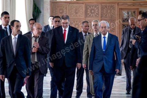 30 juillet 2016 : Arrivées de Habib Essid en compagnie de Mohamed Ennaceur. Après dix-huit mois à la tête du gouvernement tunisien, Habib Essid, technocrate âgé de 67 ans, n’est plus le premier ministre. L’Assemblée des représentants du peuple (ARP), réunie samedi 30 juillet à Tunis, a refusé par 118 voix sur 148 (3 pour et 27 abstentions) de renouveler sa confiance à M. Essid, qui l’avait sollicitée sans trop se faire d’illusions sur l’issue du vote. L’essentiel des députés affiliés aux quatre partis (Nidaa Tounès, Ennahda, Afek Tounès et Union Patriotique Libre) associés à la coalition gouvernementale dirigée par M. Essid ont voté contre la reconduction du premier ministre.Le départ de ce dernier solde le conflit qui l’oppose depuis deux mois au président de la République Béji Caïd Essebsi, âgé de 89 ans. Le 2 juin, le chef de l’Etat avait fragilisé la position de M. Essid en lançant l’idée d’un gouvernement d’« union nationale », une initiative justifiée à ses yeux par la nécessité d’ouvrir une phase plus offensive de l’action gouvernementale. Alors que la Tunisie est confrontée à une économique et sociale très difficile.