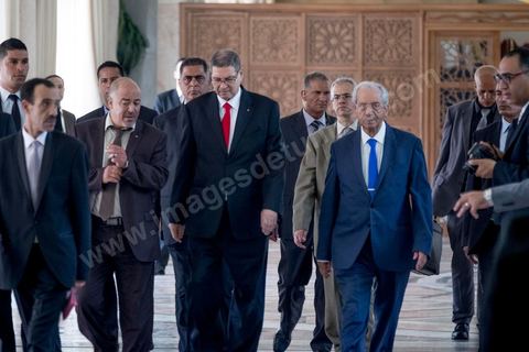 30 juillet 2016 : Arrivées de Habib Essid en compagnie de Mohamed Ennaceur. Après dix-huit mois à la tête du gouvernement tunisien, Habib Essid, technocrate âgé de 67 ans, n’est plus le premier ministre. L’Assemblée des représentants du peuple (ARP), réunie samedi 30 juillet à Tunis, a refusé par 118 voix sur 148 (3 pour et 27 abstentions) de renouveler sa confiance à M. Essid, qui l’avait sollicitée sans trop se faire d’illusions sur l’issue du vote. L’essentiel des députés affiliés aux quatre partis (Nidaa Tounès, Ennahda, Afek Tounès et Union Patriotique Libre) associés à la coalition gouvernementale dirigée par M. Essid ont voté contre la reconduction du premier ministre.Le départ de ce dernier solde le conflit qui l’oppose depuis deux mois au président de la République Béji Caïd Essebsi, âgé de 89 ans. Le 2 juin, le chef de l’Etat avait fragilisé la position de M. Essid en lançant l’idée d’un gouvernement d’« union nationale », une initiative justifiée à ses yeux par la nécessité d’ouvrir une phase plus offensive de l’action gouvernementale. Alors que la Tunisie est confrontée à une économique et sociale très difficile.