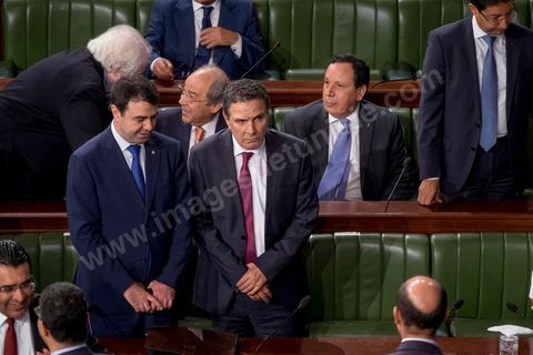 30 juillet 2016 : Le banc des ministres du gouvernement de Habib Essid. Après dix-huit mois à la tête du gouvernement tunisien, Habib Essid, technocrate âgé de 67 ans, n’est plus le premier ministre. L’Assemblée des représentants du peuple (ARP), réunie samedi 30 juillet à Tunis, a refusé par 118 voix sur 148 (3 pour et 27 abstentions) de renouveler sa confiance à M. Essid, qui l’avait sollicitée sans trop se faire d’illusions sur l’issue du vote. L’essentiel des députés affiliés aux quatre partis (Nidaa Tounès, Ennahda, Afek Tounès et Union Patriotique Libre) associés à la coalition gouvernementale dirigée par M. Essid ont voté contre la reconduction du premier ministre.Le départ de ce dernier solde le conflit qui l’oppose depuis deux mois au président de la République Béji Caïd Essebsi, âgé de 89 ans. Le 2 juin, le chef de l’Etat avait fragilisé la position de M. Essid en lançant l’idée d’un gouvernement d’« union nationale », une initiative justifiée à ses yeux par la nécessité d’ouvrir une phase plus offensive de l’action gouvernementale. Alors que la Tunisie est confrontée à une économique et sociale très difficile.