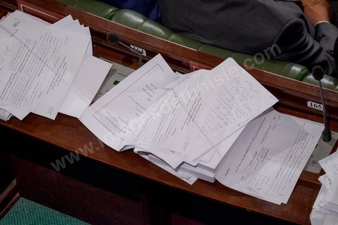 30 juillet 2016 : Après dix-huit mois à la tête du gouvernement tunisien, Habib Essid, technocrate âgé de 67 ans, n’est plus le premier ministre. L’Assemblée des représentants du peuple (ARP), réunie samedi 30 juillet à Tunis, a refusé par 118 voix sur 148 (3 pour et 27 abstentions) de renouveler sa confiance à M. Essid, qui l’avait sollicitée sans trop se faire d’illusions sur l’issue du vote. L’essentiel des députés affiliés aux quatre partis (Nidaa Tounès, Ennahda, Afek Tounès et Union Patriotique Libre) associés à la coalition gouvernementale dirigée par M. Essid ont voté contre la reconduction du premier ministre.Le départ de ce dernier solde le conflit qui l’oppose depuis deux mois au président de la République Béji Caïd Essebsi, âgé de 89 ans. Le 2 juin, le chef de l’Etat avait fragilisé la position de M. Essid en lançant l’idée d’un gouvernement d’« union nationale », une initiative justifiée à ses yeux par la nécessité d’ouvrir une phase plus offensive de l’action gouvernementale. Alors que la Tunisie est confrontée à une économique et sociale très difficile.