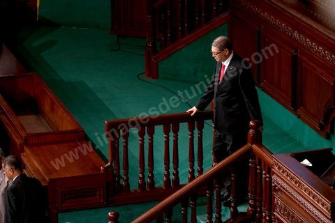 30 juillet 2016 : Après dix-huit mois à la tête du gouvernement tunisien, Habib Essid, technocrate âgé de 67 ans, n’est plus le premier ministre. L’Assemblée des représentants du peuple (ARP), réunie samedi 30 juillet à Tunis, a refusé par 118 voix sur 148 (3 pour et 27 abstentions) de renouveler sa confiance à M. Essid, qui l’avait sollicitée sans trop se faire d’illusions sur l’issue du vote. L’essentiel des députés affiliés aux quatre partis (Nidaa Tounès, Ennahda, Afek Tounès et Union Patriotique Libre) associés à la coalition gouvernementale dirigée par M. Essid ont voté contre la reconduction du premier ministre.Le départ de ce dernier solde le conflit qui l’oppose depuis deux mois au président de la République Béji Caïd Essebsi, âgé de 89 ans. Le 2 juin, le chef de l’Etat avait fragilisé la position de M. Essid en lançant l’idée d’un gouvernement d’« union nationale », une initiative justifiée à ses yeux par la nécessité d’ouvrir une phase plus offensive de l’action gouvernementale. Alors que la Tunisie est confrontée à une économique et sociale très difficile.