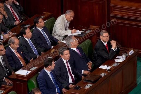 30 juillet 2016 : Le banc des ministres du gouvernement de Habib Essid. Après dix-huit mois à la tête du gouvernement tunisien, Habib Essid, technocrate âgé de 67 ans, n’est plus le premier ministre. L’Assemblée des représentants du peuple (ARP), réunie samedi 30 juillet à Tunis, a refusé par 118 voix sur 148 (3 pour et 27 abstentions) de renouveler sa confiance à M. Essid, qui l’avait sollicitée sans trop se faire d’illusions sur l’issue du vote. L’essentiel des députés affiliés aux quatre partis (Nidaa Tounès, Ennahda, Afek Tounès et Union Patriotique Libre) associés à la coalition gouvernementale dirigée par M. Essid ont voté contre la reconduction du premier ministre.Le départ de ce dernier solde le conflit qui l’oppose depuis deux mois au président de la République Béji Caïd Essebsi, âgé de 89 ans. Le 2 juin, le chef de l’Etat avait fragilisé la position de M. Essid en lançant l’idée d’un gouvernement d’« union nationale », une initiative justifiée à ses yeux par la nécessité d’ouvrir une phase plus offensive de l’action gouvernementale. Alors que la Tunisie est confrontée à une économique et sociale très difficile.