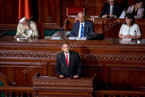 30 juillet 2016 : Discours de Habib Essid. Après dix-huit mois à la tête du gouvernement tunisien, Habib Essid, technocrate âgé de 67 ans, n’est plus le premier ministre. L’Assemblée des représentants du peuple (ARP), réunie samedi 30 juillet à Tunis, a refusé par 118 voix sur 148 (3 pour et 27 abstentions) de renouveler sa confiance à M. Essid, qui l’avait sollicitée sans trop se faire d’illusions sur l’issue du vote. L’essentiel des députés affiliés aux quatre partis (Nidaa Tounès, Ennahda, Afek Tounès et Union Patriotique Libre) associés à la coalition gouvernementale dirigée par M. Essid ont voté contre la reconduction du premier ministre.Le départ de ce dernier solde le conflit qui l’oppose depuis deux mois au président de la République Béji Caïd Essebsi, âgé de 89 ans. Le 2 juin, le chef de l’Etat avait fragilisé la position de M. Essid en lançant l’idée d’un gouvernement d’« union nationale », une initiative justifiée à ses yeux par la nécessité d’ouvrir une phase plus offensive de l’action gouvernementale. Alors que la Tunisie est confrontée à une économique et sociale très difficile.