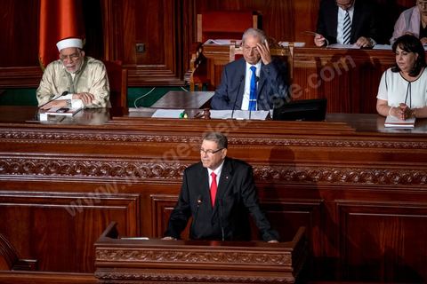 30 juillet 2016 : Discours de Habib Essid. Après dix-huit mois à la tête du gouvernement tunisien, Habib Essid, technocrate âgé de 67 ans, n’est plus le premier ministre. L’Assemblée des représentants du peuple (ARP), réunie samedi 30 juillet à Tunis, a refusé par 118 voix sur 148 (3 pour et 27 abstentions) de renouveler sa confiance à M. Essid, qui l’avait sollicitée sans trop se faire d’illusions sur l’issue du vote. L’essentiel des députés affiliés aux quatre partis (Nidaa Tounès, Ennahda, Afek Tounès et Union Patriotique Libre) associés à la coalition gouvernementale dirigée par M. Essid ont voté contre la reconduction du premier ministre.Le départ de ce dernier solde le conflit qui l’oppose depuis deux mois au président de la République Béji Caïd Essebsi, âgé de 89 ans. Le 2 juin, le chef de l’Etat avait fragilisé la position de M. Essid en lançant l’idée d’un gouvernement d’« union nationale », une initiative justifiée à ses yeux par la nécessité d’ouvrir une phase plus offensive de l’action gouvernementale. Alors que la Tunisie est confrontée à une économique et sociale très difficile.