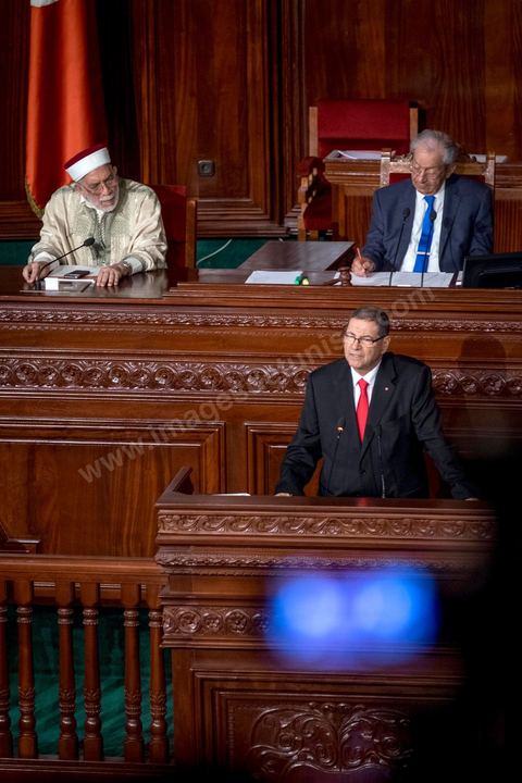 30 juillet 2016 : Discours de Habib Essid. Après dix-huit mois à la tête du gouvernement tunisien, Habib Essid, technocrate âgé de 67 ans, n’est plus le premier ministre. L’Assemblée des représentants du peuple (ARP), réunie samedi 30 juillet à Tunis, a refusé par 118 voix sur 148 (3 pour et 27 abstentions) de renouveler sa confiance à M. Essid, qui l’avait sollicitée sans trop se faire d’illusions sur l’issue du vote. L’essentiel des députés affiliés aux quatre partis (Nidaa Tounès, Ennahda, Afek Tounès et Union Patriotique Libre) associés à la coalition gouvernementale dirigée par M. Essid ont voté contre la reconduction du premier ministre.Le départ de ce dernier solde le conflit qui l’oppose depuis deux mois au président de la République Béji Caïd Essebsi, âgé de 89 ans. Le 2 juin, le chef de l’Etat avait fragilisé la position de M. Essid en lançant l’idée d’un gouvernement d’« union nationale », une initiative justifiée à ses yeux par la nécessité d’ouvrir une phase plus offensive de l’action gouvernementale. Alors que la Tunisie est confrontée à une économique et sociale très difficile.