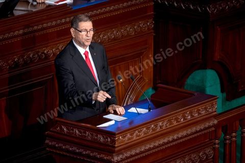 30 juillet 2016 : Discours de Habib Essid. Après dix-huit mois à la tête du gouvernement tunisien, Habib Essid, technocrate âgé de 67 ans, n’est plus le premier ministre. L’Assemblée des représentants du peuple (ARP), réunie samedi 30 juillet à Tunis, a refusé par 118 voix sur 148 (3 pour et 27 abstentions) de renouveler sa confiance à M. Essid, qui l’avait sollicitée sans trop se faire d’illusions sur l’issue du vote. L’essentiel des députés affiliés aux quatre partis (Nidaa Tounès, Ennahda, Afek Tounès et Union Patriotique Libre) associés à la coalition gouvernementale dirigée par M. Essid ont voté contre la reconduction du premier ministre.Le départ de ce dernier solde le conflit qui l’oppose depuis deux mois au président de la République Béji Caïd Essebsi, âgé de 89 ans. Le 2 juin, le chef de l’Etat avait fragilisé la position de M. Essid en lançant l’idée d’un gouvernement d’« union nationale », une initiative justifiée à ses yeux par la nécessité d’ouvrir une phase plus offensive de l’action gouvernementale. Alors que la Tunisie est confrontée à une économique et sociale très difficile.
