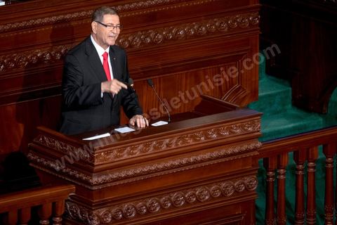 30 juillet 2016 : Discours de Habib Essid. Après dix-huit mois à la tête du gouvernement tunisien, Habib Essid, technocrate âgé de 67 ans, n’est plus le premier ministre. L’Assemblée des représentants du peuple (ARP), réunie samedi 30 juillet à Tunis, a refusé par 118 voix sur 148 (3 pour et 27 abstentions) de renouveler sa confiance à M. Essid, qui l’avait sollicitée sans trop se faire d’illusions sur l’issue du vote. L’essentiel des députés affiliés aux quatre partis (Nidaa Tounès, Ennahda, Afek Tounès et Union Patriotique Libre) associés à la coalition gouvernementale dirigée par M. Essid ont voté contre la reconduction du premier ministre.Le départ de ce dernier solde le conflit qui l’oppose depuis deux mois au président de la République Béji Caïd Essebsi, âgé de 89 ans. Le 2 juin, le chef de l’Etat avait fragilisé la position de M. Essid en lançant l’idée d’un gouvernement d’« union nationale », une initiative justifiée à ses yeux par la nécessité d’ouvrir une phase plus offensive de l’action gouvernementale. Alors que la Tunisie est confrontée à une économique et sociale très difficile.