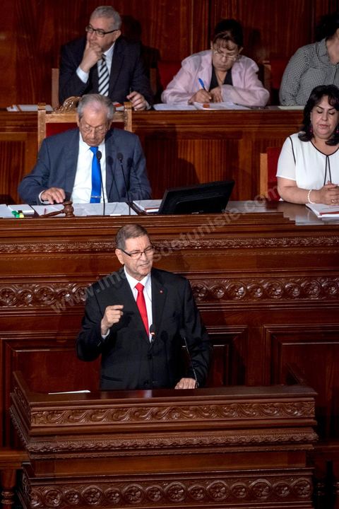 30 juillet 2016 : Discours de Habib Essid. Après dix-huit mois à la tête du gouvernement tunisien, Habib Essid, technocrate âgé de 67 ans, n’est plus le premier ministre. L’Assemblée des représentants du peuple (ARP), réunie samedi 30 juillet à Tunis, a refusé par 118 voix sur 148 (3 pour et 27 abstentions) de renouveler sa confiance à M. Essid, qui l’avait sollicitée sans trop se faire d’illusions sur l’issue du vote. L’essentiel des députés affiliés aux quatre partis (Nidaa Tounès, Ennahda, Afek Tounès et Union Patriotique Libre) associés à la coalition gouvernementale dirigée par M. Essid ont voté contre la reconduction du premier ministre.Le départ de ce dernier solde le conflit qui l’oppose depuis deux mois au président de la République Béji Caïd Essebsi, âgé de 89 ans. Le 2 juin, le chef de l’Etat avait fragilisé la position de M. Essid en lançant l’idée d’un gouvernement d’« union nationale », une initiative justifiée à ses yeux par la nécessité d’ouvrir une phase plus offensive de l’action gouvernementale. Alors que la Tunisie est confrontée à une économique et sociale très difficile.