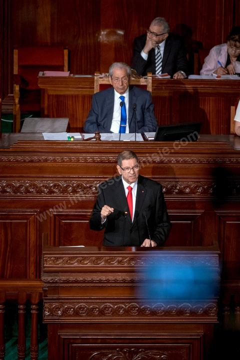 30 juillet 2016 : Discours de Habib Essid. Après dix-huit mois à la tête du gouvernement tunisien, Habib Essid, technocrate âgé de 67 ans, n’est plus le premier ministre. L’Assemblée des représentants du peuple (ARP), réunie samedi 30 juillet à Tunis, a refusé par 118 voix sur 148 (3 pour et 27 abstentions) de renouveler sa confiance à M. Essid, qui l’avait sollicitée sans trop se faire d’illusions sur l’issue du vote. L’essentiel des députés affiliés aux quatre partis (Nidaa Tounès, Ennahda, Afek Tounès et Union Patriotique Libre) associés à la coalition gouvernementale dirigée par M. Essid ont voté contre la reconduction du premier ministre.Le départ de ce dernier solde le conflit qui l’oppose depuis deux mois au président de la République Béji Caïd Essebsi, âgé de 89 ans. Le 2 juin, le chef de l’Etat avait fragilisé la position de M. Essid en lançant l’idée d’un gouvernement d’« union nationale », une initiative justifiée à ses yeux par la nécessité d’ouvrir une phase plus offensive de l’action gouvernementale. Alors que la Tunisie est confrontée à une économique et sociale très difficile.