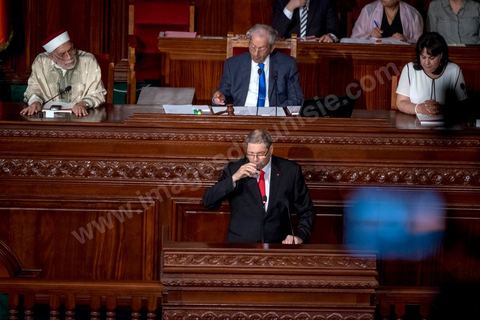 30 juillet 2016 : Discours de Habib Essid. Après dix-huit mois à la tête du gouvernement tunisien, Habib Essid, technocrate âgé de 67 ans, n’est plus le premier ministre. L’Assemblée des représentants du peuple (ARP), réunie samedi 30 juillet à Tunis, a refusé par 118 voix sur 148 (3 pour et 27 abstentions) de renouveler sa confiance à M. Essid, qui l’avait sollicitée sans trop se faire d’illusions sur l’issue du vote. L’essentiel des députés affiliés aux quatre partis (Nidaa Tounès, Ennahda, Afek Tounès et Union Patriotique Libre) associés à la coalition gouvernementale dirigée par M. Essid ont voté contre la reconduction du premier ministre.Le départ de ce dernier solde le conflit qui l’oppose depuis deux mois au président de la République Béji Caïd Essebsi, âgé de 89 ans. Le 2 juin, le chef de l’Etat avait fragilisé la position de M. Essid en lançant l’idée d’un gouvernement d’« union nationale », une initiative justifiée à ses yeux par la nécessité d’ouvrir une phase plus offensive de l’action gouvernementale. Alors que la Tunisie est confrontée à une économique et sociale très difficile.