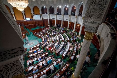 30 juillet 2016 : Après dix-huit mois à la tête du gouvernement tunisien, Habib Essid, technocrate âgé de 67 ans, n’est plus le premier ministre. L’Assemblée des représentants du peuple (ARP), réunie samedi 30 juillet à Tunis, a refusé par 118 voix sur 148 (3 pour et 27 abstentions) de renouveler sa confiance à M. Essid, qui l’avait sollicitée sans trop se faire d’illusions sur l’issue du vote. L’essentiel des députés affiliés aux quatre partis (Nidaa Tounès, Ennahda, Afek Tounès et Union Patriotique Libre) associés à la coalition gouvernementale dirigée par M. Essid ont voté contre la reconduction du premier ministre.Le départ de ce dernier solde le conflit qui l’oppose depuis deux mois au président de la République Béji Caïd Essebsi, âgé de 89 ans. Le 2 juin, le chef de l’Etat avait fragilisé la position de M. Essid en lançant l’idée d’un gouvernement d’« union nationale », une initiative justifiée à ses yeux par la nécessité d’ouvrir une phase plus offensive de l’action gouvernementale. Alors que la Tunisie est confrontée à une économique et sociale très difficile.