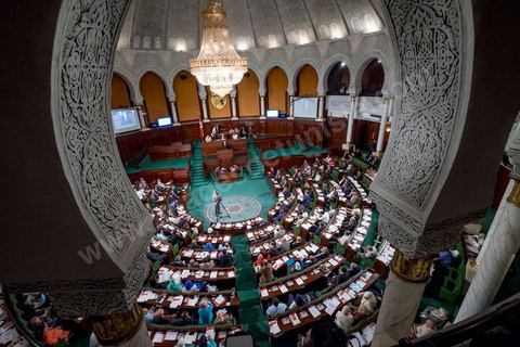 30 juillet 2016 : Après dix-huit mois à la tête du gouvernement tunisien, Habib Essid, technocrate âgé de 67 ans, n’est plus le premier ministre. L’Assemblée des représentants du peuple (ARP), réunie samedi 30 juillet à Tunis, a refusé par 118 voix sur 148 (3 pour et 27 abstentions) de renouveler sa confiance à M. Essid, qui l’avait sollicitée sans trop se faire d’illusions sur l’issue du vote. L’essentiel des députés affiliés aux quatre partis (Nidaa Tounès, Ennahda, Afek Tounès et Union Patriotique Libre) associés à la coalition gouvernementale dirigée par M. Essid ont voté contre la reconduction du premier ministre.Le départ de ce dernier solde le conflit qui l’oppose depuis deux mois au président de la République Béji Caïd Essebsi, âgé de 89 ans. Le 2 juin, le chef de l’Etat avait fragilisé la position de M. Essid en lançant l’idée d’un gouvernement d’« union nationale », une initiative justifiée à ses yeux par la nécessité d’ouvrir une phase plus offensive de l’action gouvernementale. Alors que la Tunisie est confrontée à une économique et sociale très difficile.