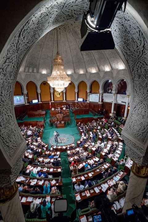 30 juillet 2016 : Après dix-huit mois à la tête du gouvernement tunisien, Habib Essid, technocrate âgé de 67 ans, n’est plus le premier ministre. L’Assemblée des représentants du peuple (ARP), réunie samedi 30 juillet à Tunis, a refusé par 118 voix sur 148 (3 pour et 27 abstentions) de renouveler sa confiance à M. Essid, qui l’avait sollicitée sans trop se faire d’illusions sur l’issue du vote. L’essentiel des députés affiliés aux quatre partis (Nidaa Tounès, Ennahda, Afek Tounès et Union Patriotique Libre) associés à la coalition gouvernementale dirigée par M. Essid ont voté contre la reconduction du premier ministre.Le départ de ce dernier solde le conflit qui l’oppose depuis deux mois au président de la République Béji Caïd Essebsi, âgé de 89 ans. Le 2 juin, le chef de l’Etat avait fragilisé la position de M. Essid en lançant l’idée d’un gouvernement d’« union nationale », une initiative justifiée à ses yeux par la nécessité d’ouvrir une phase plus offensive de l’action gouvernementale. Alors que la Tunisie est confrontée à une économique et sociale très difficile.