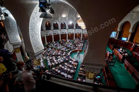 30 juillet 2016 : Après dix-huit mois à la tête du gouvernement tunisien, Habib Essid, technocrate âgé de 67 ans, n’est plus le premier ministre. L’Assemblée des représentants du peuple (ARP), réunie samedi 30 juillet à Tunis, a refusé par 118 voix sur 148 (3 pour et 27 abstentions) de renouveler sa confiance à M. Essid, qui l’avait sollicitée sans trop se faire d’illusions sur l’issue du vote. L’essentiel des députés affiliés aux quatre partis (Nidaa Tounès, Ennahda, Afek Tounès et Union Patriotique Libre) associés à la coalition gouvernementale dirigée par M. Essid ont voté contre la reconduction du premier ministre.Le départ de ce dernier solde le conflit qui l’oppose depuis deux mois au président de la République Béji Caïd Essebsi, âgé de 89 ans. Le 2 juin, le chef de l’Etat avait fragilisé la position de M. Essid en lançant l’idée d’un gouvernement d’« union nationale », une initiative justifiée à ses yeux par la nécessité d’ouvrir une phase plus offensive de l’action gouvernementale. Alors que la Tunisie est confrontée à une économique et sociale très difficile.
