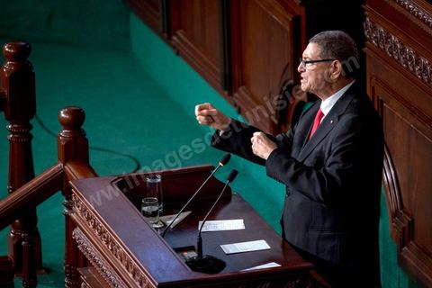 30 juillet 2016 : Discours de Habib Essid. Après dix-huit mois à la tête du gouvernement tunisien, Habib Essid, technocrate âgé de 67 ans, n’est plus le premier ministre. L’Assemblée des représentants du peuple (ARP), réunie samedi 30 juillet à Tunis, a refusé par 118 voix sur 148 (3 pour et 27 abstentions) de renouveler sa confiance à M. Essid, qui l’avait sollicitée sans trop se faire d’illusions sur l’issue du vote. L’essentiel des députés affiliés aux quatre partis (Nidaa Tounès, Ennahda, Afek Tounès et Union Patriotique Libre) associés à la coalition gouvernementale dirigée par M. Essid ont voté contre la reconduction du premier ministre.Le départ de ce dernier solde le conflit qui l’oppose depuis deux mois au président de la République Béji Caïd Essebsi, âgé de 89 ans. Le 2 juin, le chef de l’Etat avait fragilisé la position de M. Essid en lançant l’idée d’un gouvernement d’« union nationale », une initiative justifiée à ses yeux par la nécessité d’ouvrir une phase plus offensive de l’action gouvernementale. Alors que la Tunisie est confrontée à une économique et sociale très difficile.