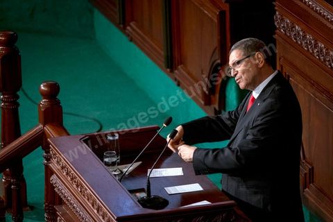 30 juillet 2016 : Discours de Habib Essid. Après dix-huit mois à la tête du gouvernement tunisien, Habib Essid, technocrate âgé de 67 ans, n’est plus le premier ministre. L’Assemblée des représentants du peuple (ARP), réunie samedi 30 juillet à Tunis, a refusé par 118 voix sur 148 (3 pour et 27 abstentions) de renouveler sa confiance à M. Essid, qui l’avait sollicitée sans trop se faire d’illusions sur l’issue du vote. L’essentiel des députés affiliés aux quatre partis (Nidaa Tounès, Ennahda, Afek Tounès et Union Patriotique Libre) associés à la coalition gouvernementale dirigée par M. Essid ont voté contre la reconduction du premier ministre.Le départ de ce dernier solde le conflit qui l’oppose depuis deux mois au président de la République Béji Caïd Essebsi, âgé de 89 ans. Le 2 juin, le chef de l’Etat avait fragilisé la position de M. Essid en lançant l’idée d’un gouvernement d’« union nationale », une initiative justifiée à ses yeux par la nécessité d’ouvrir une phase plus offensive de l’action gouvernementale. Alors que la Tunisie est confrontée à une économique et sociale très difficile.