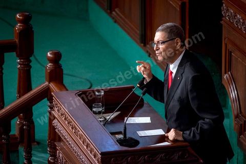 30 juillet 2016 : Discours de Habib Essid. Après dix-huit mois à la tête du gouvernement tunisien, Habib Essid, technocrate âgé de 67 ans, n’est plus le premier ministre. L’Assemblée des représentants du peuple (ARP), réunie samedi 30 juillet à Tunis, a refusé par 118 voix sur 148 (3 pour et 27 abstentions) de renouveler sa confiance à M. Essid, qui l’avait sollicitée sans trop se faire d’illusions sur l’issue du vote. L’essentiel des députés affiliés aux quatre partis (Nidaa Tounès, Ennahda, Afek Tounès et Union Patriotique Libre) associés à la coalition gouvernementale dirigée par M. Essid ont voté contre la reconduction du premier ministre.Le départ de ce dernier solde le conflit qui l’oppose depuis deux mois au président de la République Béji Caïd Essebsi, âgé de 89 ans. Le 2 juin, le chef de l’Etat avait fragilisé la position de M. Essid en lançant l’idée d’un gouvernement d’« union nationale », une initiative justifiée à ses yeux par la nécessité d’ouvrir une phase plus offensive de l’action gouvernementale. Alors que la Tunisie est confrontée à une économique et sociale très difficile.