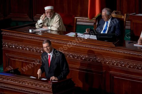 30 juillet 2016 : Discours de Habib Essid. Après dix-huit mois à la tête du gouvernement tunisien, Habib Essid, technocrate âgé de 67 ans, n’est plus le premier ministre. L’Assemblée des représentants du peuple (ARP), réunie samedi 30 juillet à Tunis, a refusé par 118 voix sur 148 (3 pour et 27 abstentions) de renouveler sa confiance à M. Essid, qui l’avait sollicitée sans trop se faire d’illusions sur l’issue du vote. L’essentiel des députés affiliés aux quatre partis (Nidaa Tounès, Ennahda, Afek Tounès et Union Patriotique Libre) associés à la coalition gouvernementale dirigée par M. Essid ont voté contre la reconduction du premier ministre.Le départ de ce dernier solde le conflit qui l’oppose depuis deux mois au président de la République Béji Caïd Essebsi, âgé de 89 ans. Le 2 juin, le chef de l’Etat avait fragilisé la position de M. Essid en lançant l’idée d’un gouvernement d’« union nationale », une initiative justifiée à ses yeux par la nécessité d’ouvrir une phase plus offensive de l’action gouvernementale. Alors que la Tunisie est confrontée à une économique et sociale très difficile.