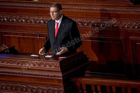 30 juillet 2016 : Discours de Habib Essid. Après dix-huit mois à la tête du gouvernement tunisien, Habib Essid, technocrate âgé de 67 ans, n’est plus le premier ministre. L’Assemblée des représentants du peuple (ARP), réunie samedi 30 juillet à Tunis, a refusé par 118 voix sur 148 (3 pour et 27 abstentions) de renouveler sa confiance à M. Essid, qui l’avait sollicitée sans trop se faire d’illusions sur l’issue du vote. L’essentiel des députés affiliés aux quatre partis (Nidaa Tounès, Ennahda, Afek Tounès et Union Patriotique Libre) associés à la coalition gouvernementale dirigée par M. Essid ont voté contre la reconduction du premier ministre.Le départ de ce dernier solde le conflit qui l’oppose depuis deux mois au président de la République Béji Caïd Essebsi, âgé de 89 ans. Le 2 juin, le chef de l’Etat avait fragilisé la position de M. Essid en lançant l’idée d’un gouvernement d’« union nationale », une initiative justifiée à ses yeux par la nécessité d’ouvrir une phase plus offensive de l’action gouvernementale. Alors que la Tunisie est confrontée à une économique et sociale très difficile.