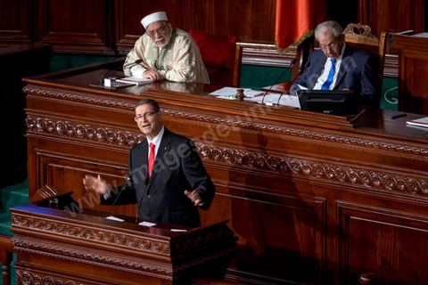 30 juillet 2016 : Discours de Habib Essid. Après dix-huit mois à la tête du gouvernement tunisien, Habib Essid, technocrate âgé de 67 ans, n’est plus le premier ministre. L’Assemblée des représentants du peuple (ARP), réunie samedi 30 juillet à Tunis, a refusé par 118 voix sur 148 (3 pour et 27 abstentions) de renouveler sa confiance à M. Essid, qui l’avait sollicitée sans trop se faire d’illusions sur l’issue du vote. L’essentiel des députés affiliés aux quatre partis (Nidaa Tounès, Ennahda, Afek Tounès et Union Patriotique Libre) associés à la coalition gouvernementale dirigée par M. Essid ont voté contre la reconduction du premier ministre.Le départ de ce dernier solde le conflit qui l’oppose depuis deux mois au président de la République Béji Caïd Essebsi, âgé de 89 ans. Le 2 juin, le chef de l’Etat avait fragilisé la position de M. Essid en lançant l’idée d’un gouvernement d’« union nationale », une initiative justifiée à ses yeux par la nécessité d’ouvrir une phase plus offensive de l’action gouvernementale. Alors que la Tunisie est confrontée à une économique et sociale très difficile.