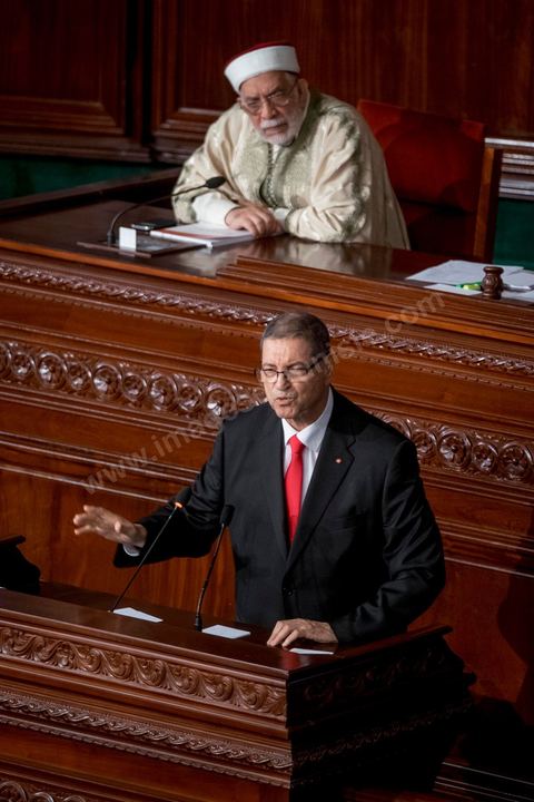 30 juillet 2016 : Discours de Habib Essid. Après dix-huit mois à la tête du gouvernement tunisien, Habib Essid, technocrate âgé de 67 ans, n’est plus le premier ministre. L’Assemblée des représentants du peuple (ARP), réunie samedi 30 juillet à Tunis, a refusé par 118 voix sur 148 (3 pour et 27 abstentions) de renouveler sa confiance à M. Essid, qui l’avait sollicitée sans trop se faire d’illusions sur l’issue du vote. L’essentiel des députés affiliés aux quatre partis (Nidaa Tounès, Ennahda, Afek Tounès et Union Patriotique Libre) associés à la coalition gouvernementale dirigée par M. Essid ont voté contre la reconduction du premier ministre.Le départ de ce dernier solde le conflit qui l’oppose depuis deux mois au président de la République Béji Caïd Essebsi, âgé de 89 ans. Le 2 juin, le chef de l’Etat avait fragilisé la position de M. Essid en lançant l’idée d’un gouvernement d’« union nationale », une initiative justifiée à ses yeux par la nécessité d’ouvrir une phase plus offensive de l’action gouvernementale. Alors que la Tunisie est confrontée à une économique et sociale très difficile.
