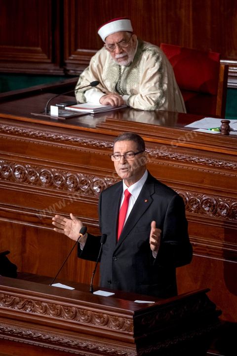 30 juillet 2016 : Discours de Habib Essid. Après dix-huit mois à la tête du gouvernement tunisien, Habib Essid, technocrate âgé de 67 ans, n’est plus le premier ministre. L’Assemblée des représentants du peuple (ARP), réunie samedi 30 juillet à Tunis, a refusé par 118 voix sur 148 (3 pour et 27 abstentions) de renouveler sa confiance à M. Essid, qui l’avait sollicitée sans trop se faire d’illusions sur l’issue du vote. L’essentiel des députés affiliés aux quatre partis (Nidaa Tounès, Ennahda, Afek Tounès et Union Patriotique Libre) associés à la coalition gouvernementale dirigée par M. Essid ont voté contre la reconduction du premier ministre.Le départ de ce dernier solde le conflit qui l’oppose depuis deux mois au président de la République Béji Caïd Essebsi, âgé de 89 ans. Le 2 juin, le chef de l’Etat avait fragilisé la position de M. Essid en lançant l’idée d’un gouvernement d’« union nationale », une initiative justifiée à ses yeux par la nécessité d’ouvrir une phase plus offensive de l’action gouvernementale. Alors que la Tunisie est confrontée à une économique et sociale très difficile.