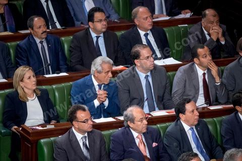 30 juillet 2016 : Le banc des ministres du gouvernement de Habib Essid. Après dix-huit mois à la tête du gouvernement tunisien, Habib Essid, technocrate âgé de 67 ans, n’est plus le premier ministre. L’Assemblée des représentants du peuple (ARP), réunie samedi 30 juillet à Tunis, a refusé par 118 voix sur 148 (3 pour et 27 abstentions) de renouveler sa confiance à M. Essid, qui l’avait sollicitée sans trop se faire d’illusions sur l’issue du vote. L’essentiel des députés affiliés aux quatre partis (Nidaa Tounès, Ennahda, Afek Tounès et Union Patriotique Libre) associés à la coalition gouvernementale dirigée par M. Essid ont voté contre la reconduction du premier ministre.Le départ de ce dernier solde le conflit qui l’oppose depuis deux mois au président de la République Béji Caïd Essebsi, âgé de 89 ans. Le 2 juin, le chef de l’Etat avait fragilisé la position de M. Essid en lançant l’idée d’un gouvernement d’« union nationale », une initiative justifiée à ses yeux par la nécessité d’ouvrir une phase plus offensive de l’action gouvernementale. Alors que la Tunisie est confrontée à une économique et sociale très difficile.