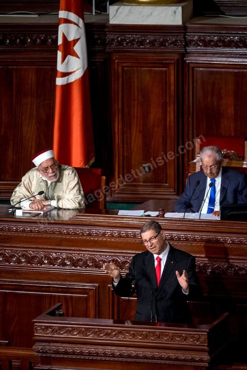 30 juillet 2016 : Discours de Habib Essid. Après dix-huit mois à la tête du gouvernement tunisien, Habib Essid, technocrate âgé de 67 ans, n’est plus le premier ministre. L’Assemblée des représentants du peuple (ARP), réunie samedi 30 juillet à Tunis, a refusé par 118 voix sur 148 (3 pour et 27 abstentions) de renouveler sa confiance à M. Essid, qui l’avait sollicitée sans trop se faire d’illusions sur l’issue du vote. L’essentiel des députés affiliés aux quatre partis (Nidaa Tounès, Ennahda, Afek Tounès et Union Patriotique Libre) associés à la coalition gouvernementale dirigée par M. Essid ont voté contre la reconduction du premier ministre.Le départ de ce dernier solde le conflit qui l’oppose depuis deux mois au président de la République Béji Caïd Essebsi, âgé de 89 ans. Le 2 juin, le chef de l’Etat avait fragilisé la position de M. Essid en lançant l’idée d’un gouvernement d’« union nationale », une initiative justifiée à ses yeux par la nécessité d’ouvrir une phase plus offensive de l’action gouvernementale. Alors que la Tunisie est confrontée à une économique et sociale très difficile.