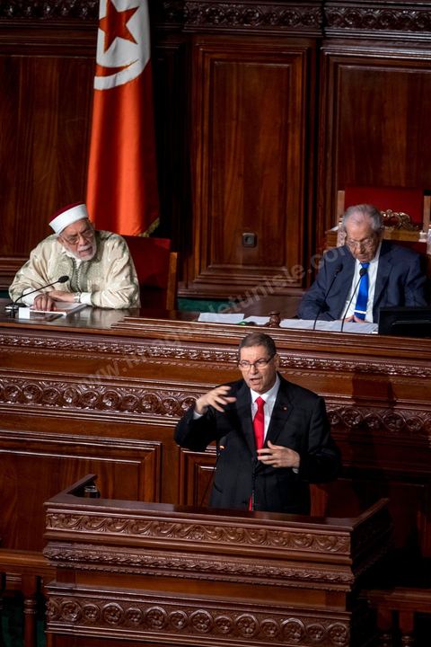 30 juillet 2016 : Discours de Habib Essid. Après dix-huit mois à la tête du gouvernement tunisien, Habib Essid, technocrate âgé de 67 ans, n’est plus le premier ministre. L’Assemblée des représentants du peuple (ARP), réunie samedi 30 juillet à Tunis, a refusé par 118 voix sur 148 (3 pour et 27 abstentions) de renouveler sa confiance à M. Essid, qui l’avait sollicitée sans trop se faire d’illusions sur l’issue du vote. L’essentiel des députés affiliés aux quatre partis (Nidaa Tounès, Ennahda, Afek Tounès et Union Patriotique Libre) associés à la coalition gouvernementale dirigée par M. Essid ont voté contre la reconduction du premier ministre.Le départ de ce dernier solde le conflit qui l’oppose depuis deux mois au président de la République Béji Caïd Essebsi, âgé de 89 ans. Le 2 juin, le chef de l’Etat avait fragilisé la position de M. Essid en lançant l’idée d’un gouvernement d’« union nationale », une initiative justifiée à ses yeux par la nécessité d’ouvrir une phase plus offensive de l’action gouvernementale. Alors que la Tunisie est confrontée à une économique et sociale très difficile.