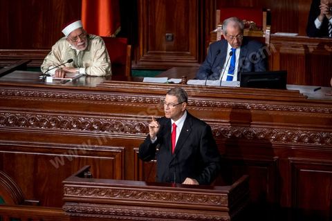 30 juillet 2016 : Discours de Habib Essid. Après dix-huit mois à la tête du gouvernement tunisien, Habib Essid, technocrate âgé de 67 ans, n’est plus le premier ministre. L’Assemblée des représentants du peuple (ARP), réunie samedi 30 juillet à Tunis, a refusé par 118 voix sur 148 (3 pour et 27 abstentions) de renouveler sa confiance à M. Essid, qui l’avait sollicitée sans trop se faire d’illusions sur l’issue du vote. L’essentiel des députés affiliés aux quatre partis (Nidaa Tounès, Ennahda, Afek Tounès et Union Patriotique Libre) associés à la coalition gouvernementale dirigée par M. Essid ont voté contre la reconduction du premier ministre.Le départ de ce dernier solde le conflit qui l’oppose depuis deux mois au président de la République Béji Caïd Essebsi, âgé de 89 ans. Le 2 juin, le chef de l’Etat avait fragilisé la position de M. Essid en lançant l’idée d’un gouvernement d’« union nationale », une initiative justifiée à ses yeux par la nécessité d’ouvrir une phase plus offensive de l’action gouvernementale. Alors que la Tunisie est confrontée à une économique et sociale très difficile.
