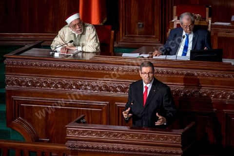 30 juillet 2016 : Discours de Habib Essid. Après dix-huit mois à la tête du gouvernement tunisien, Habib Essid, technocrate âgé de 67 ans, n’est plus le premier ministre. L’Assemblée des représentants du peuple (ARP), réunie samedi 30 juillet à Tunis, a refusé par 118 voix sur 148 (3 pour et 27 abstentions) de renouveler sa confiance à M. Essid, qui l’avait sollicitée sans trop se faire d’illusions sur l’issue du vote. L’essentiel des députés affiliés aux quatre partis (Nidaa Tounès, Ennahda, Afek Tounès et Union Patriotique Libre) associés à la coalition gouvernementale dirigée par M. Essid ont voté contre la reconduction du premier ministre.Le départ de ce dernier solde le conflit qui l’oppose depuis deux mois au président de la République Béji Caïd Essebsi, âgé de 89 ans. Le 2 juin, le chef de l’Etat avait fragilisé la position de M. Essid en lançant l’idée d’un gouvernement d’« union nationale », une initiative justifiée à ses yeux par la nécessité d’ouvrir une phase plus offensive de l’action gouvernementale. Alors que la Tunisie est confrontée à une économique et sociale très difficile.