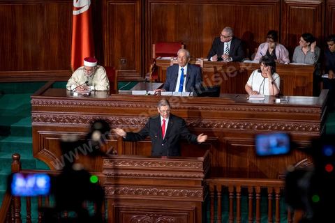 30 juillet 2016 : Discours de Habib Essid. Après dix-huit mois à la tête du gouvernement tunisien, Habib Essid, technocrate âgé de 67 ans, n’est plus le premier ministre. L’Assemblée des représentants du peuple (ARP), réunie samedi 30 juillet à Tunis, a refusé par 118 voix sur 148 (3 pour et 27 abstentions) de renouveler sa confiance à M. Essid, qui l’avait sollicitée sans trop se faire d’illusions sur l’issue du vote. L’essentiel des députés affiliés aux quatre partis (Nidaa Tounès, Ennahda, Afek Tounès et Union Patriotique Libre) associés à la coalition gouvernementale dirigée par M. Essid ont voté contre la reconduction du premier ministre.Le départ de ce dernier solde le conflit qui l’oppose depuis deux mois au président de la République Béji Caïd Essebsi, âgé de 89 ans. Le 2 juin, le chef de l’Etat avait fragilisé la position de M. Essid en lançant l’idée d’un gouvernement d’« union nationale », une initiative justifiée à ses yeux par la nécessité d’ouvrir une phase plus offensive de l’action gouvernementale. Alors que la Tunisie est confrontée à une économique et sociale très difficile.