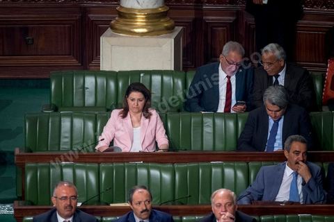 30 juillet 2016 : Le banc des ministres du gouvernement de Habib Essid. Après dix-huit mois à la tête du gouvernement tunisien, Habib Essid, technocrate âgé de 67 ans, n’est plus le premier ministre. L’Assemblée des représentants du peuple (ARP), réunie samedi 30 juillet à Tunis, a refusé par 118 voix sur 148 (3 pour et 27 abstentions) de renouveler sa confiance à M. Essid, qui l’avait sollicitée sans trop se faire d’illusions sur l’issue du vote. L’essentiel des députés affiliés aux quatre partis (Nidaa Tounès, Ennahda, Afek Tounès et Union Patriotique Libre) associés à la coalition gouvernementale dirigée par M. Essid ont voté contre la reconduction du premier ministre.Le départ de ce dernier solde le conflit qui l’oppose depuis deux mois au président de la République Béji Caïd Essebsi, âgé de 89 ans. Le 2 juin, le chef de l’Etat avait fragilisé la position de M. Essid en lançant l’idée d’un gouvernement d’« union nationale », une initiative justifiée à ses yeux par la nécessité d’ouvrir une phase plus offensive de l’action gouvernementale. Alors que la Tunisie est confrontée à une économique et sociale très difficile.