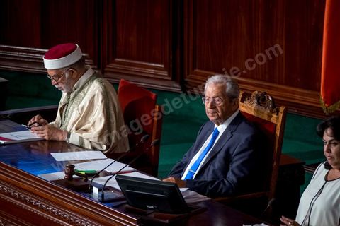 30 juillet 2016 : Mohamed Ennaceur, président de l'ARP avec ses deux vices présidents. Après dix-huit mois à la tête du gouvernement tunisien, Habib Essid, technocrate âgé de 67 ans, n’est plus le premier ministre. L’Assemblée des représentants du peuple (ARP), réunie samedi 30 juillet à Tunis, a refusé par 118 voix sur 148 (3 pour et 27 abstentions) de renouveler sa confiance à M. Essid, qui l’avait sollicitée sans trop se faire d’illusions sur l’issue du vote. L’essentiel des députés affiliés aux quatre partis (Nidaa Tounès, Ennahda, Afek Tounès et Union Patriotique Libre) associés à la coalition gouvernementale dirigée par M. Essid ont voté contre la reconduction du premier ministre.Le départ de ce dernier solde le conflit qui l’oppose depuis deux mois au président de la République Béji Caïd Essebsi, âgé de 89 ans. Le 2 juin, le chef de l’Etat avait fragilisé la position de M. Essid en lançant l’idée d’un gouvernement d’« union nationale », une initiative justifiée à ses yeux par la nécessité d’ouvrir une phase plus offensive de l’action gouvernementale. Alors que la Tunisie est confrontée à une économique et sociale très difficile.