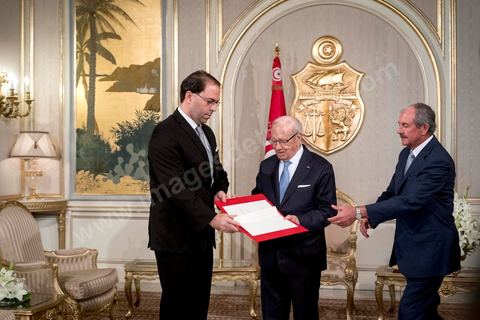 03 août 2016 : après la réunion des partis de la coalition d'Union Nationale, le Président tunisien Béji Caïd Essebsi a reçu Youssef Chahed pour lui remettre la lettre officielle le chargeant du poste de Premier Ministre et de former dans les 30 prochains jours le nouveau gouvernemet d'union nationale tunisien après la destitution de Habib Essid le week-end dernier. Jusque là ministre des Affaires locales, cet homme de 40 ans succède à Habib Essid à la tête du gouvernement. Les députés ont retiré samedi leur confiance à son gouvernement, 18 mois seulement après sa nomination.