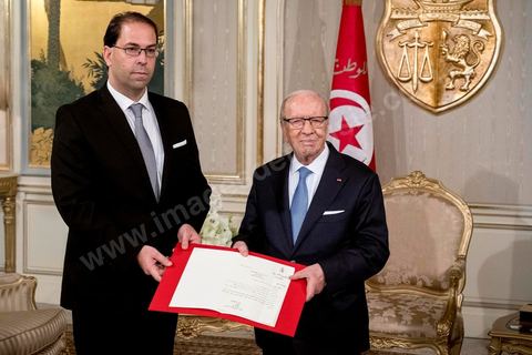 03 août 2016 : après la réunion des partis de la coalition d'Union Nationale, le Président tunisien Béji Caïd Essebsi a reçu Youssef Chahed pour lui remettre la lettre officielle le chargeant du poste de Premier Ministre et de former dans les 30 prochains jours le nouveau gouvernemet d'union nationale tunisien après la destitution de Habib Essid le week-end dernier. Jusque là ministre des Affaires locales, cet homme de 40 ans succède à Habib Essid à la tête du gouvernement. Les députés ont retiré samedi leur confiance à son gouvernement, 18 mois seulement après sa nomination.