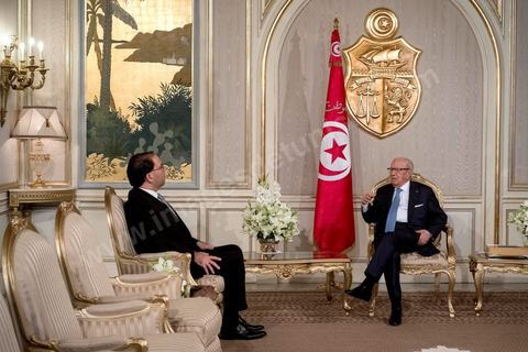 03 août 2016 : après la réunion des partis de la coalition d'Union Nationale, le Président tunisien Béji Caïd Essebsi a reçu Youssef Chahed pour lui remettre la lettre officielle le chargeant du poste de Premier Ministre et de former dans les 30 prochains jours le nouveau gouvernemet d'union nationale tunisien après la destitution de Habib Essid le week-end dernier. Jusque là ministre des Affaires locales, cet homme de 40 ans succède à Habib Essid à la tête du gouvernement. Les députés ont retiré samedi leur confiance à son gouvernement, 18 mois seulement après sa nomination.