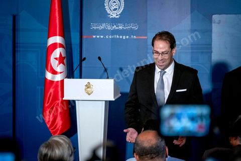 03 août 2016 : "J'ai rencontré aujourd'hui le président de la République qui m'a chargé de former le gouvernement d'union nationale", a déclaré M. Chahed à la presse au palais présidentiel de Carthage. Après la réunion des partis de la coalition d'Union Nationale, le Président tunisien Béji Caïd Essebsi a reçu Youssef Chahed pour lui remettre la lettre officielle le chargeant du poste de Premier Ministre et de former dans les 30 prochains jours le nouveau gouvernemet d'union nationale tunisien après la destitution de Habib Essid le week-end dernier. Jusque là ministre des Affaires locales, cet homme de 40 ans succède à Habib Essid à la tête du gouvernement. Les députés ont retiré samedi leur confiance à son gouvernement, 18 mois seulement après sa nomination. 